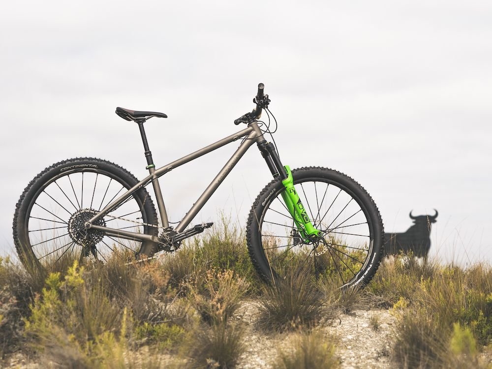 Velouria Sober: La Hardtail de Titanio que Revoluciona el Trail-Enduro